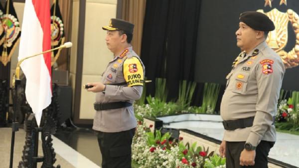 Listyo Sigit Prabowo Kapolri Jenderal Polisi Listyo Sigit Prabowo menerima laporan (korps raport) kenaikan pangkat 42 perwira tinggi dan 121 perwira menengah Polri di Gedung Rupatama Mabes Polri, Jakarta, Sabtu (31/12/2022). (Foto: Humas Polri).