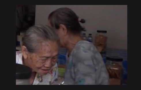 Harianti dan Widiastuti, pemilik Cafe Es Setabelan di Solo, Jawa Tengah. Foto: Instagram Erick Thohir