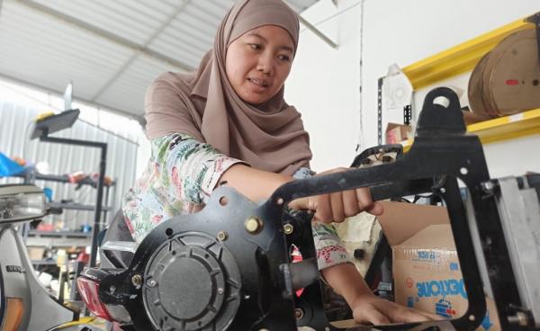 motor listrik santi Ayuning Fitri Desanti saat mengecek salah satu komponen untuk motor listrik. (Foto: iNews.id/ihya ulumuddin).