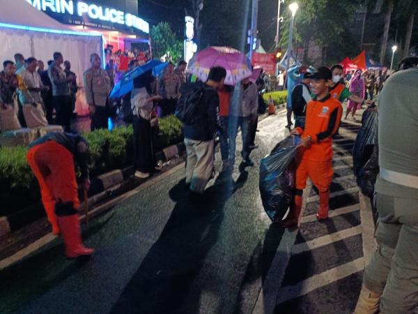 PPSU Malam Tahun Baru Petugas PPSU membersihkan trotoar di kawasan Bundaran HI, Minggu (1/1/2023) malam. (Foto: MPI/Rizky Syahrial)