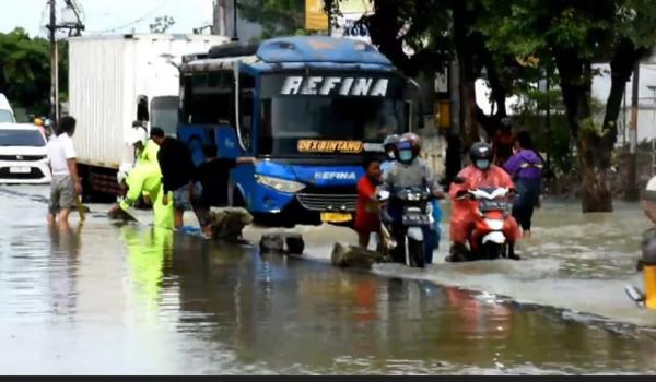  Pantura Kendal Masih Tergenang Banjir, Arus Lalu Lintas Dialihkan ke Jalan Tembus