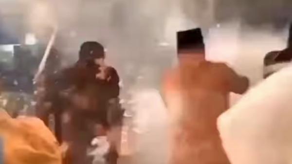 Detik-detik petasan kembang api meledak dan melukai tangan Wakil Bupati Kaur Bengkulu, Herlian Muchrim (Istimewa)