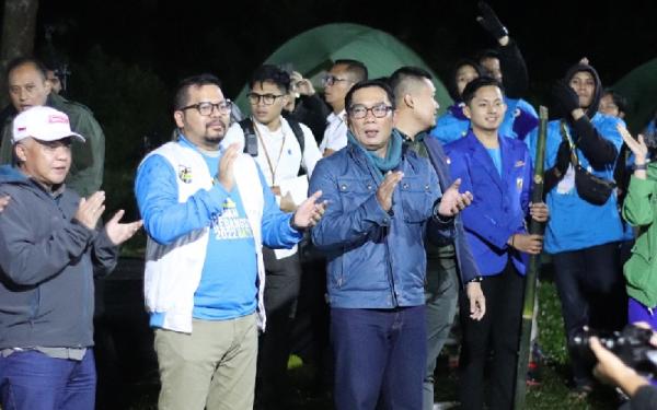 RIDWAN KAMIL PAMI DI KEMAH KEBANGSAAN1 Gubernur Jabar Ridwan Kamil bersama Ketua DPD KNPI Jabar Ridwansyah Yusuf dan peserta Kemah Kebangsaan 2022. (FOTO: ISTIMEWA)