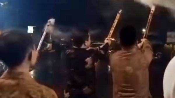 Wabup Kaur Tangan Wakil Bupati Kaur, Bengkulu, Herlian Muchrim, terluka parah saat menyalakan petasan di perayaan malam pergantian tahun baru 2023. (Istimewa)