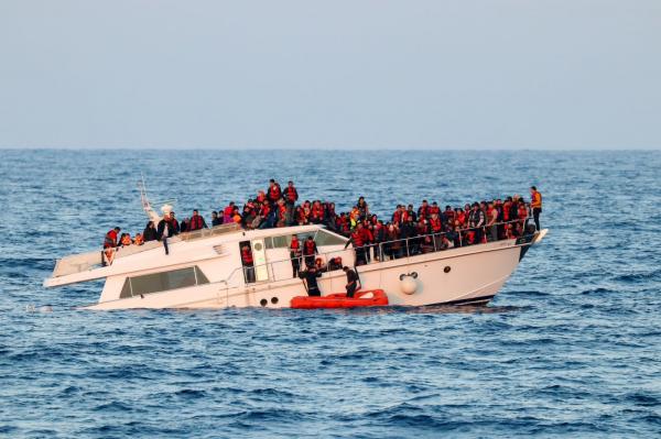 KRI Frans Kaisiepo Evakuasi Korban Kapal Tenggelam di Laut Mediterania