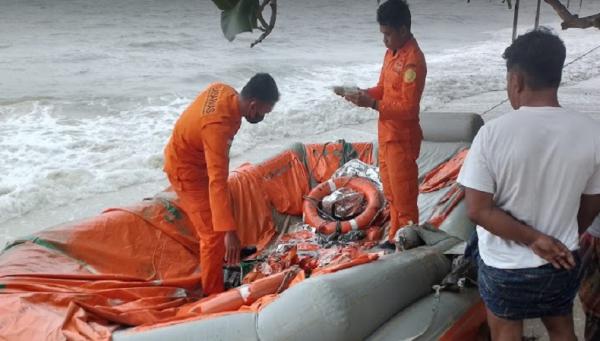 Abk Tb Muara Sejati Selamat Tim SAR mengevakuasi 4 ABK Kapal TB Muara Sejati yang selamat dengan liferaft. (Foto: Basarnas Pangkalpinang)