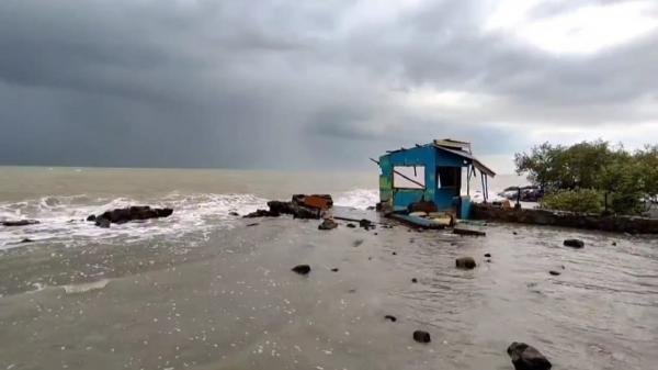 Objek Wisata Pantai Eretan Indramayu Hancur Diterjang Ombak dan Angin Kencang