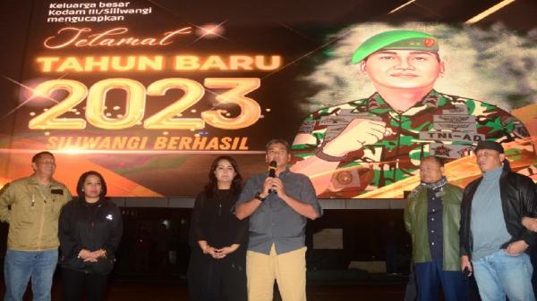 PANGDAM SILIWANGI Pangdam Siliwangi Mayjen TNI Kunto Arief Wibowo dan istri saat menggelar acara menyambut tahun baru 2023 dan menutup 2022. (FOTO: Pendam Siliwangi)