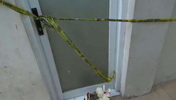 Pembunuhan Di Denpasar Kamar 109 tempat korban ditemukan tewas dipasang garis polisi. (Foto: Indira Arri)