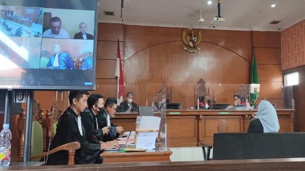 Sidang Kasus Eks Ketua DPRD Jabar Irfan Suryanegara Diwarnai Unjuk Rasa ...