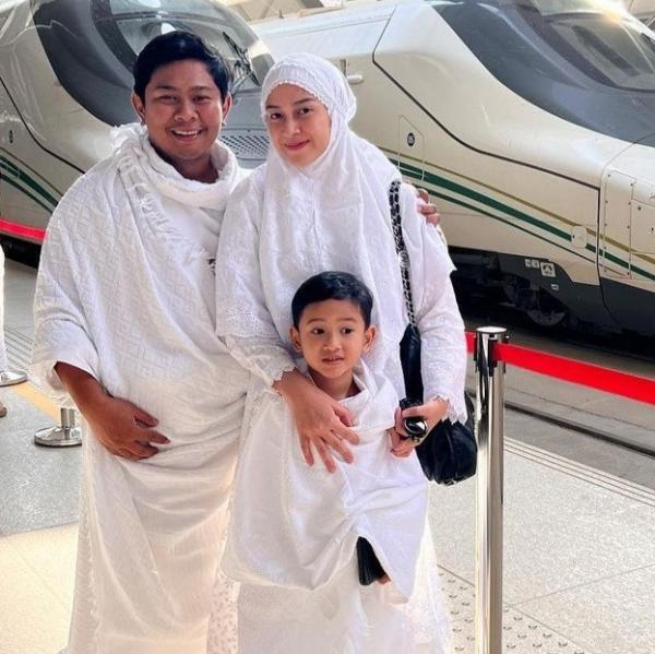Artis Pergi Umroh Bareng Pacar. (Foto: instagram)