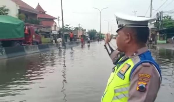 Jalan Raya Kaligawe Masih Terendam Banjir, Arus Lalu Lintas Semarang-Demak Tersendat