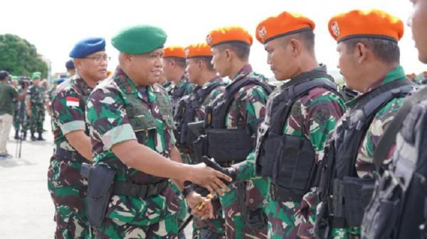 Pangdam XVII/Cenderawasih Mayjen TNI Muhammad Saleh Mustafa memimpin upacara penerimaan dan pelepasan Satuan Tugas (Satgas) Kopasgat TNI AU di Base Ops Lanud Silas Papare, Sentani, Jayapura, Selasa (3/1/2023). (Foto: Pendam Cenderawasih).