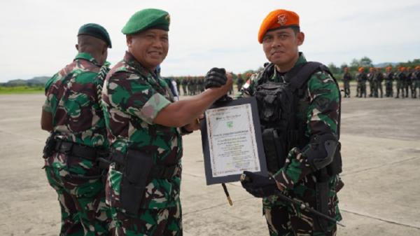 Pangdam XVII/Cenderawasih Mayjen TNI Muhammad Saleh Mustafa memimpin upacara penerimaan dan pelepasan Satuan Tugas (Satgas) Kopasgat TNI AU di Base Ops Lanud Silas Papare, Sentani, Jayapura, Selasa (3/1/2023). (Foto: Pendam Cenderawasih).