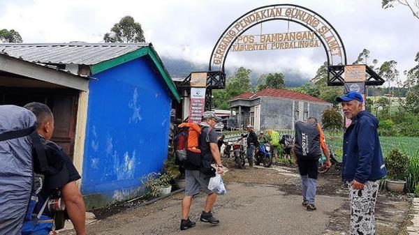 Sejumlah pendaki Gunung Slamet saat mendaki melalui Jalur Bambangan, Kabupaten Purbalingga. Foto: ANTARA/Sumarwoto.