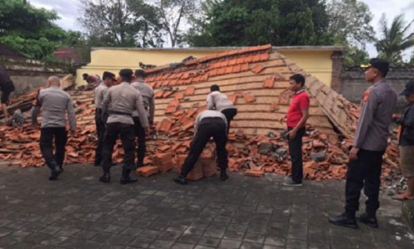 Pura Ambruk Pura di Gianyar, ambruk diterjang angin kencang yang melanda Bali, Senin (2/1/2023) sore. (Foto: Ketut Catur)
