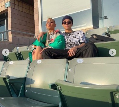 Pasangan artis pacaran beda usia seperti tante dan ponakan. (foto: Instagram)