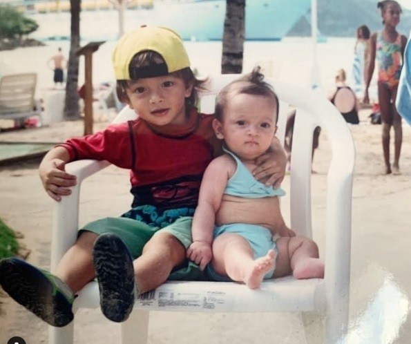 Bryan Domani Potret Lawas Artis Bareng Adik. (foto: instagram)