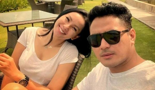 Pasangan artis pacaran beda usia seperti tante dan ponakan. (foto: Instagram)