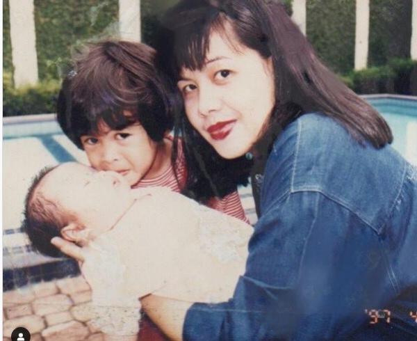 Potret Lawas Artis Bareng Adik. (foto: instagram)