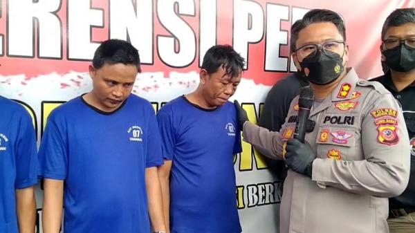 PEMBOBOL RUMAH CIREBON Kapolres Cirebon Kota AKBP M Fahri Siregar menunjukkan tersangka Johari dan Jaya Saputra, dua pria asal Lampung, anggota komplotan pembobol rumah kosong. (FOTO: iNews/MIFTAHUDIN)