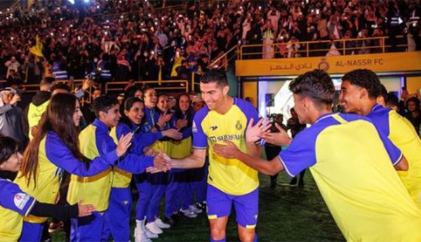 Ronaldo Al Nassr3 Ronaldo saat diperkenalkan Al Nasr ke pendukungnya.