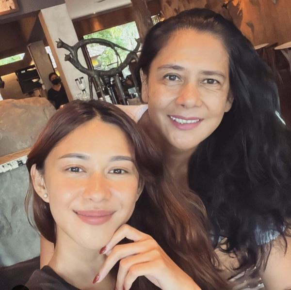 Potret artis cantik ibu dan anak yang punya wajah mirip. (Foto: instagram)