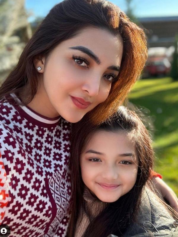 Potret artis cantik ibu dan anak yang punya wajah mirip. (Foto: instagram)