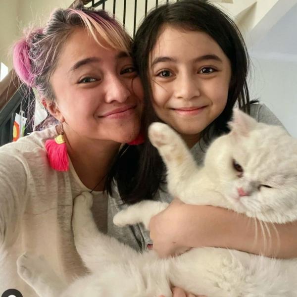 Potret artis cantik ibu dan anak yang punya wajah mirip. (Foto: instagram)