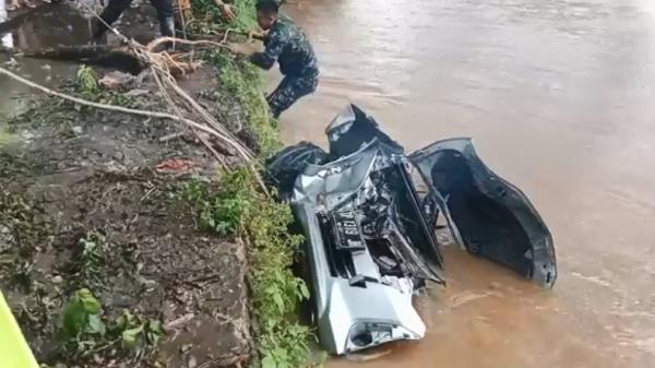 Mobil Angkut Sekeluarga Terjun ke Sungai Pangkep hingga Tewaskan 5 Orang (Foto: iNews/Udin Syahruddin)