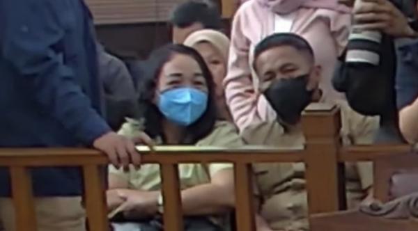 Orang tua Bharada E hadir dalam sidang (Foto: Ari Sandita)