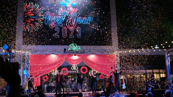 Detik-detik pergantian tahun 2023 dan disambut dengan letusan kembang api yang menghiasi langit Summarecon Mall Bekasi. (Foto: dok SMB)