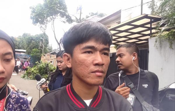 Tiko kini merelakan ibunya dirawat di RS (Foto: Rojab)