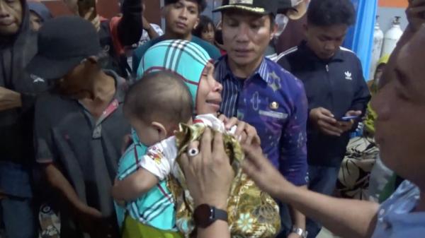 Mardiana, ibu dari bayi yang diculik menangis histeris ketika bertemu anaknya. Dia bahkan melakukan sujud syukur (FEBRIYONO TAMENK/iNews.id)