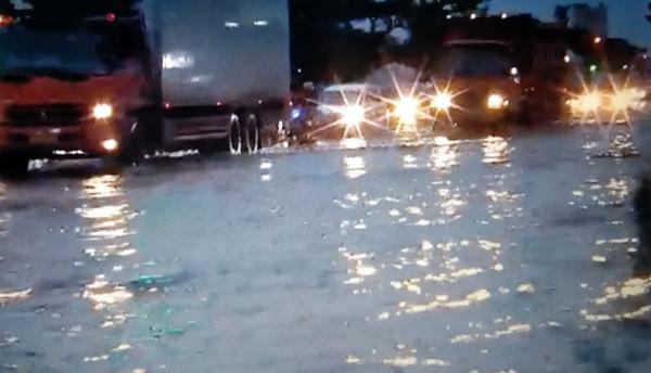 Jalan Pantura Tergenang Banjir, Arus Lalu Lintas Semarang-Demak Tersendat