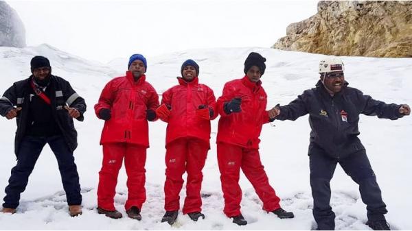 Maximus Tipagau (paling kanan) orang asli Papua pertama yang mengantarkan para pendaki menuju Puncak Cartensz. (Foto : maximusgladiatorpapua)