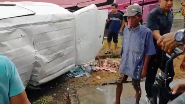 Mobil Terguling Mobil Suzuki APV berwarna putih membawa uang milik bank kecelakaan di Jalan Lintas Pariaman, Lubuk Basung, Kabupaten Padang Pariaman, Sumatera Barat, Jumat (6/1/2023). (Foto: Eka Guspriadi).