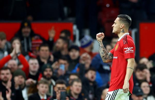 Antony Winger Manchester United, Antony merayakan gol ke gawang Everton pada laga Piala FA 2022/2023 di Stadion Old Trafford, Sabtu (7/1/2023). (Foto: REUTERS)