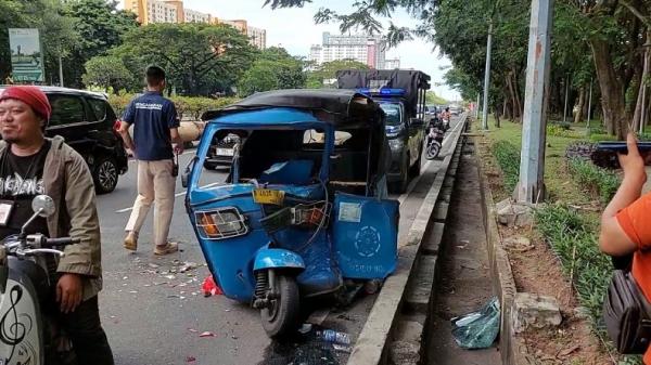 Sopir Bajaj Diduga Ngantuk, Tabrak Innova di Jakarta Utara