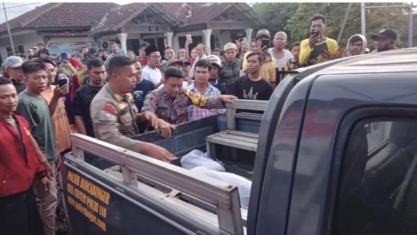 Pemuda di Bogor Babak Belur hingga Dikafani Warga usai Diduga Gelapkan Motor