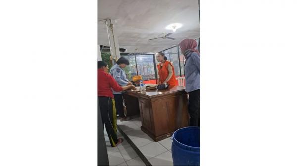 tersangka kredit macet jateng 2 Penahanan tersangka kasus dugaan korupsi kredit macet oleh penyidik Pidsus Kejati Jateng, Jumat (6/1/2023) malam. Foto: Ist.