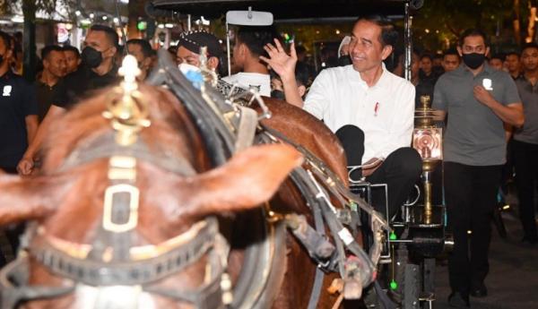 Presiden Jokowi menaiki andong berkeliling Jalan Malioboro, Kota Yogyakarta, Sabtu (7/1/2023) malam. (Foto Setpres).