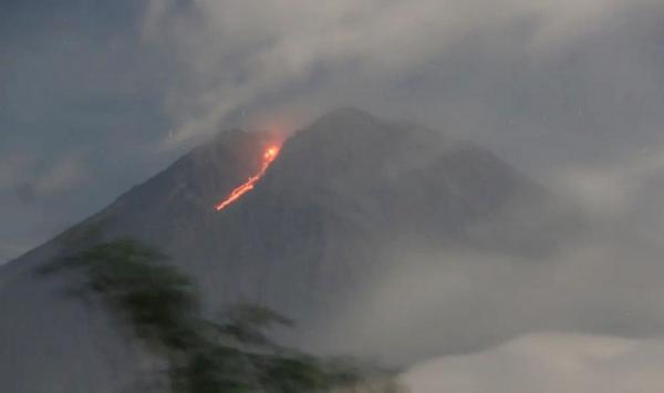 gunung semeru lava pijar Penampakan lava pijar yang dikeluarkan Gunung Semeru, Minggu (8/1/2023). (istimewa).