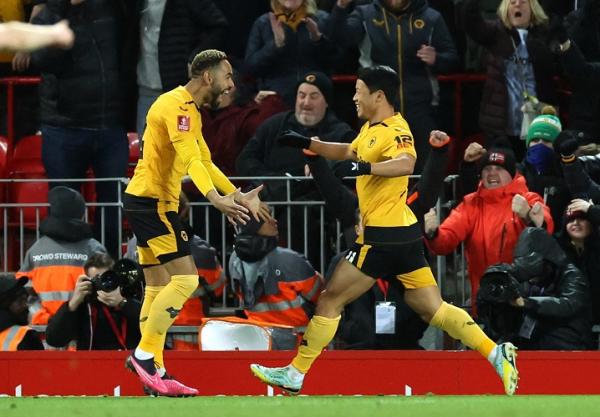 Gelandang serang Wolverhampton, Hwang Hee-chan merayakan gol ke gawang Liverpool bersama rekan setimnya Matheus Cunha dalam laga Piala FA 2022/2023 di Stadion Anfield, Minggu (8/1/2023). (Foto:REUTERS)