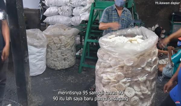 Usaha kerupuk haji yayan Kisah Haji Yayan mantan kuli sukses merintis usaha kerupuk yang bisa meraup omzet hingga Rp9 juta per hari. (Foto: YouTube kawan dapur)