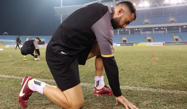 Jordi Amat Jordi Amat komentari rumput Stadion My Dinh, Hanoi. (Foto: PSSI)