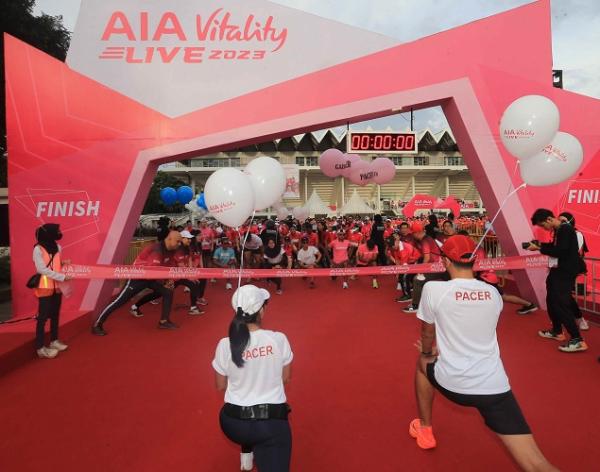 Ribuan peserta AIA Vitality Live 2023 5K run and walk melakukan pemanasan di gerbang Istora Senayan Jakarta sebelum flag-off. (Foto: dok AIA Financial)