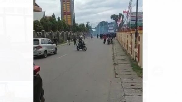Sekelompok orang tiba-tiba menyerang Mako Brimob, Papua menyusul penangkapan Bubernur Papua Lukas Enembe oleh KPK, Selasa (10/1/2023). (Foto: Istimewa).