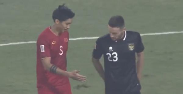 Doan Van Hau Marc Klok Bek Vietnam, Doan Van Hau mengejek gelandang Indonesia Marc Klok. Dia mengatakan pemain Persib Bandung itu adalah aktor teater. (Foto: Ist)