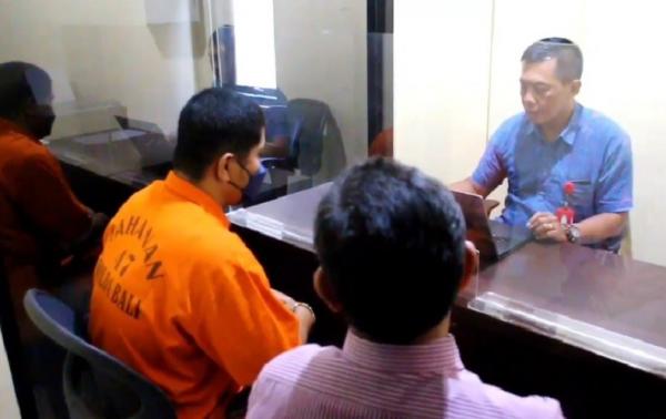 Pelaku pelecehan Ferdinandus Bele Sole (37) menjalani pemeriksaan. (Foto: Indira Arri)